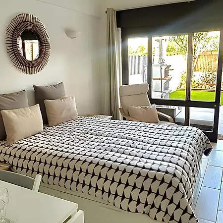Apartmán Magnific With A Cozy Garden, 5 Minutes To The